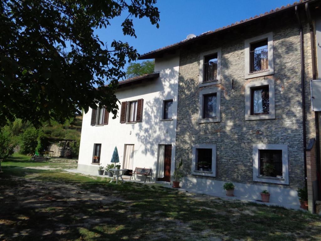 an external view of the house at Il cortile dei frutti selvatici in Santo Stefano Belbo