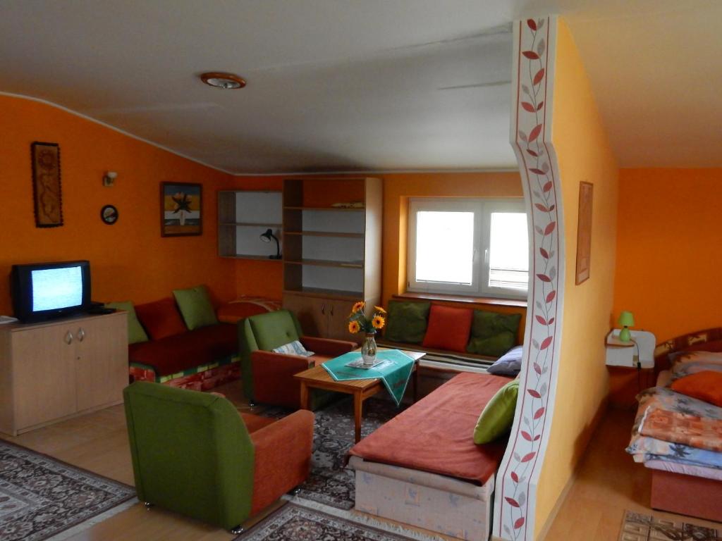 A television and/or entertainment centre at Penzión Bajo