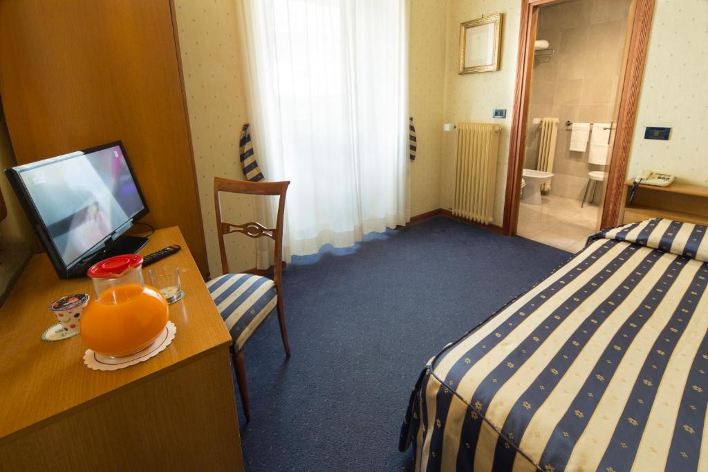 Postel nebo postele na pokoji v ubytování Hotel De Paris