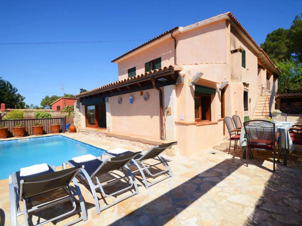 eine Villa mit Swimmingpool und ein Haus in der Unterkunft Can Pep in Cielo de Bonaire 