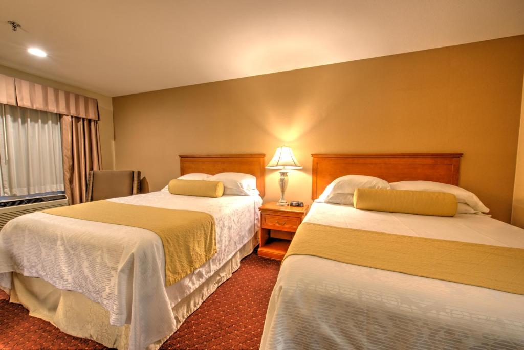 Burbank Inn and Suites - Queen Room With Two Queen Beds