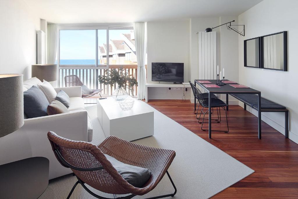 a living room with a couch and a table at ATeRIAN MUSKARIA in Zarautz