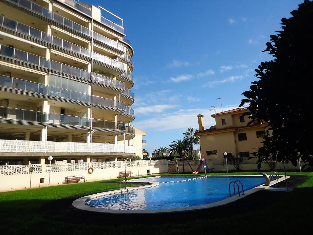 una piscina frente a un gran edificio en Paseo Maritimo FRONTAL LEK, en Peñíscola