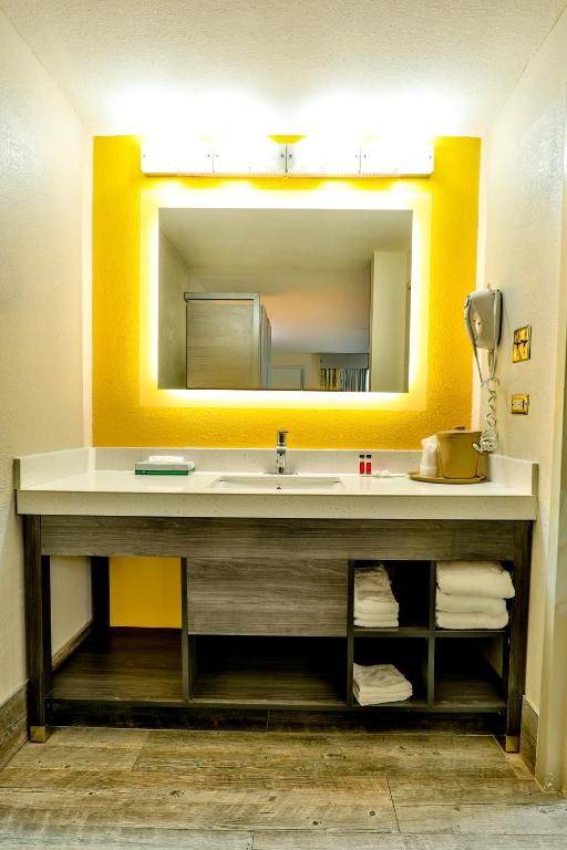 Baymont by Wyndham Murfreesboro - Suite King De 1 Dormitorio - No Fumadores