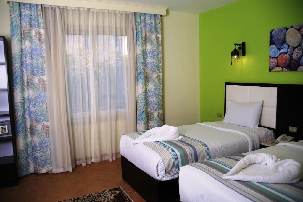 Postel nebo postele na pokoji v ubytování Naama Blue Hotel