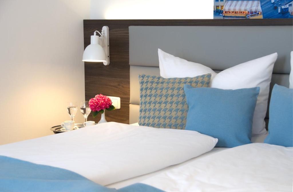 Postel nebo postele na pokoji v ubytování Lizz Hotel Munich