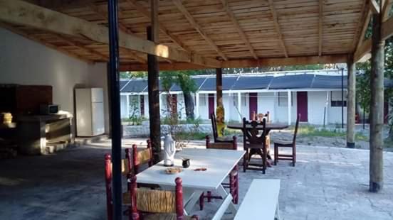Un restaurante o sitio para comer en Hostel Rigel
