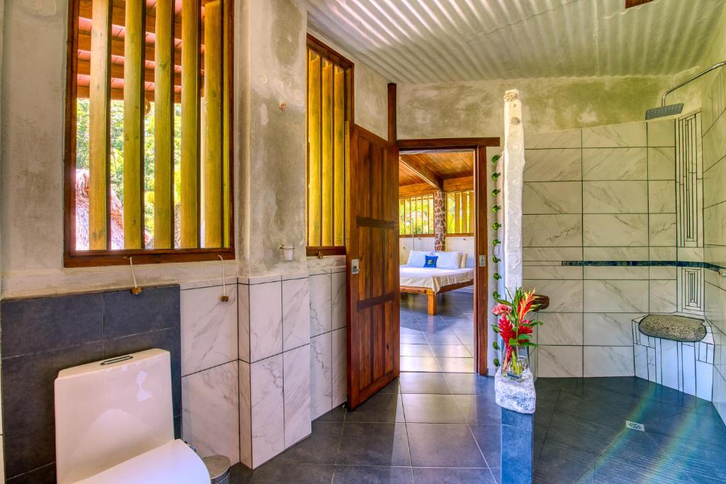 Koupelna v ubytování Omega Tours Eco-Jungle Lodge