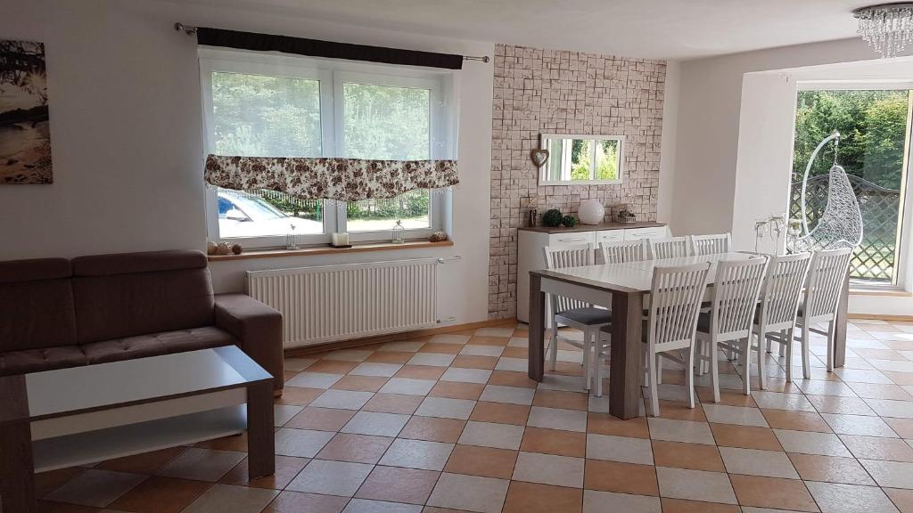 eine Küche und ein Esszimmer mit einem Tisch und Stühlen in der Unterkunft Dom Majówka in Stężyca