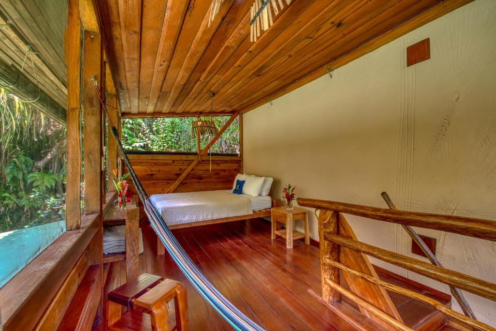 Bazén v ubytování Omega Tours Eco-Jungle Lodge nebo v jeho okolí