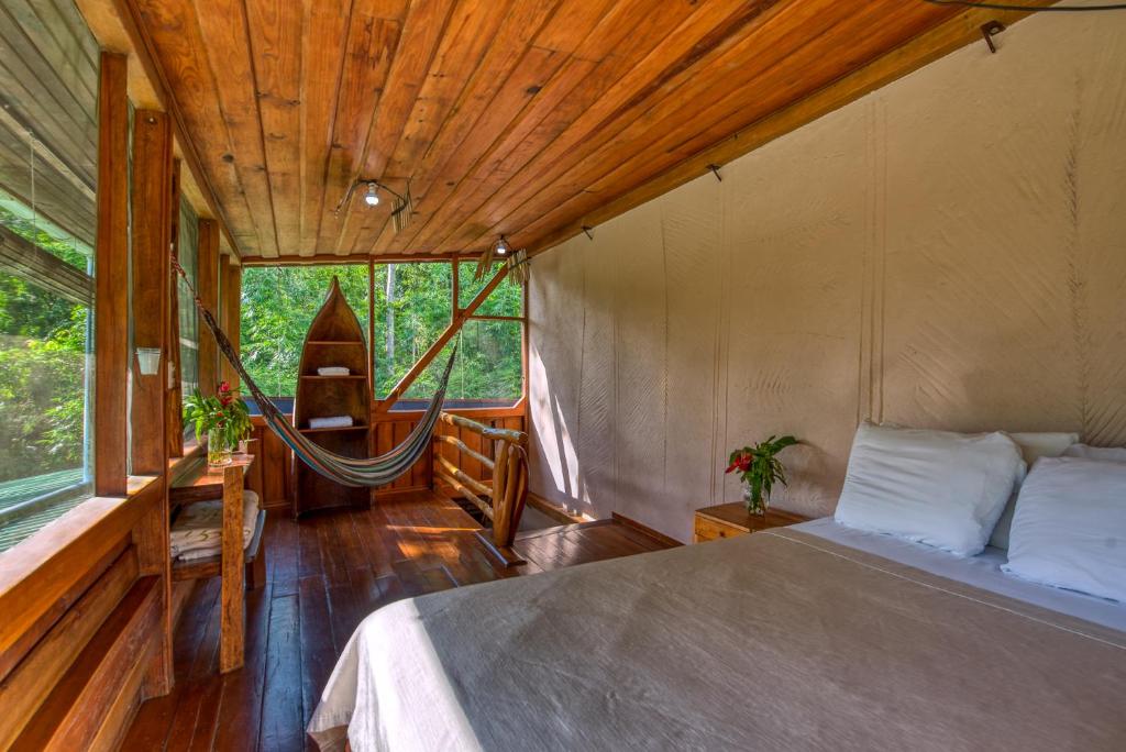 Postel nebo postele na pokoji v ubytování Omega Tours Eco-Jungle Lodge