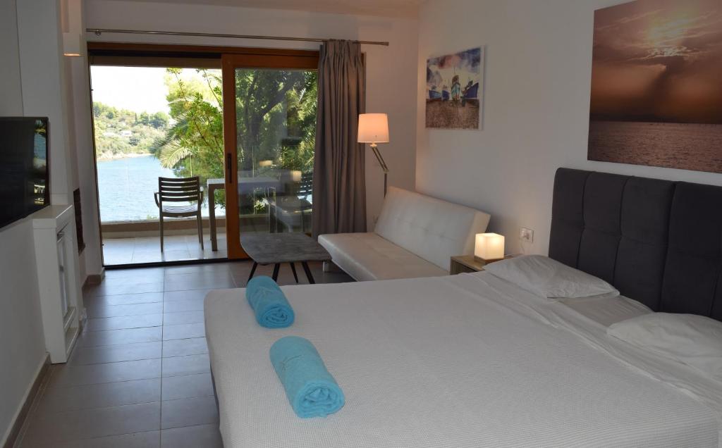 Postel nebo postele na pokoji v ubytování Cape Kanapitsa Hotel & Suites