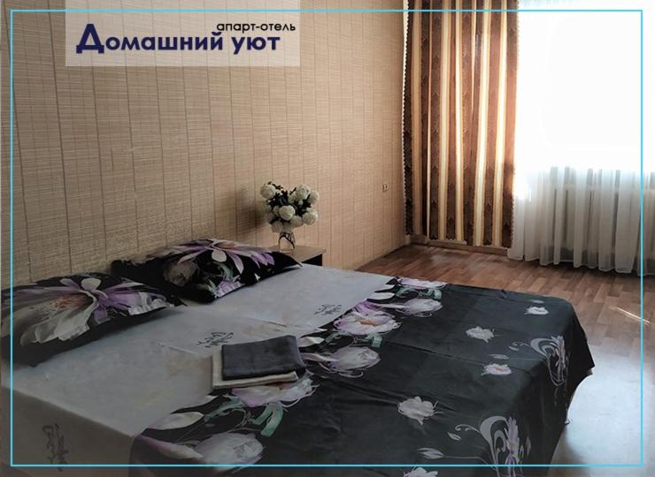 クストヴォにあるApartments on 40 let Oktyabryaのベッドルーム1室(ベッド1台、本付)