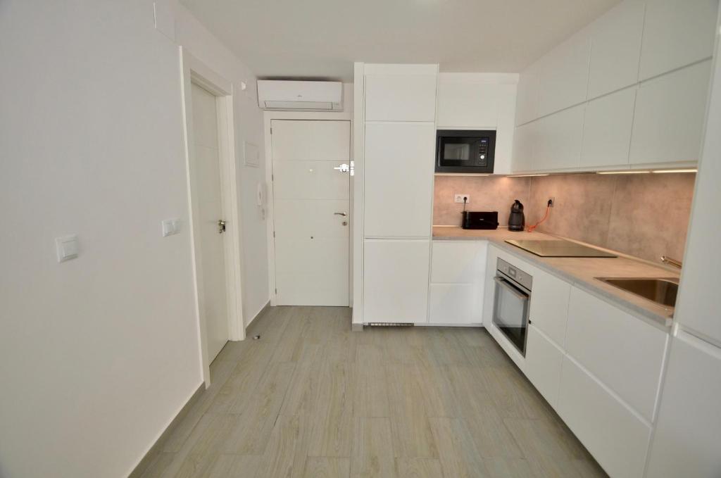 A kitchen or kitchenette at 52 Luxury Pool - AC/WIFI