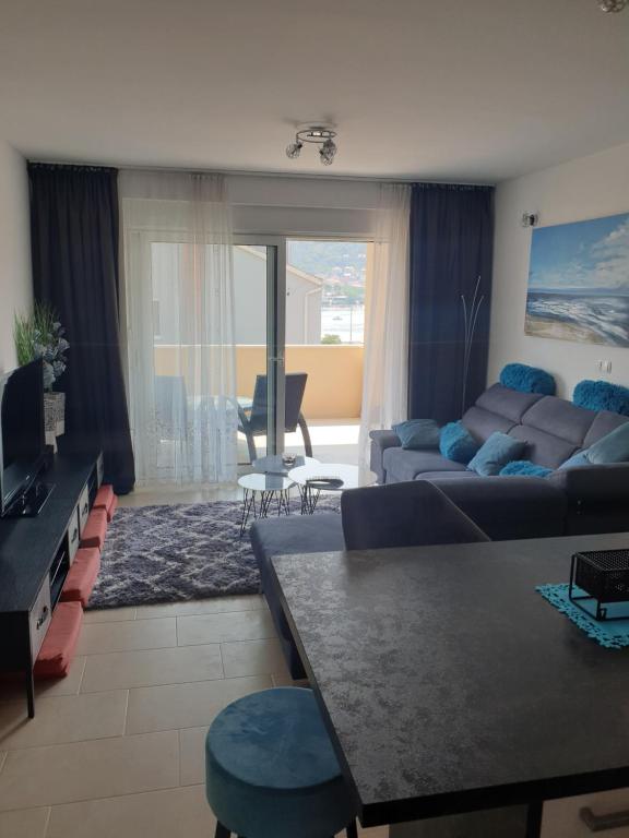 - un salon avec un canapé et une table dans l'établissement Lux & Relax Apartments Trogir, à Trogir