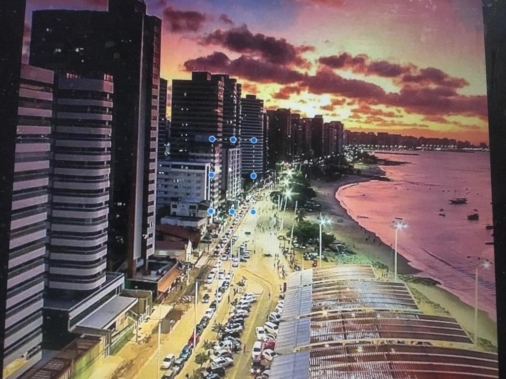 - une vue sur une ville avec une plage et des bâtiments dans l'établissement Apartamento Fortaleza - Beira Mar - Mucuripe, à Fortaleza