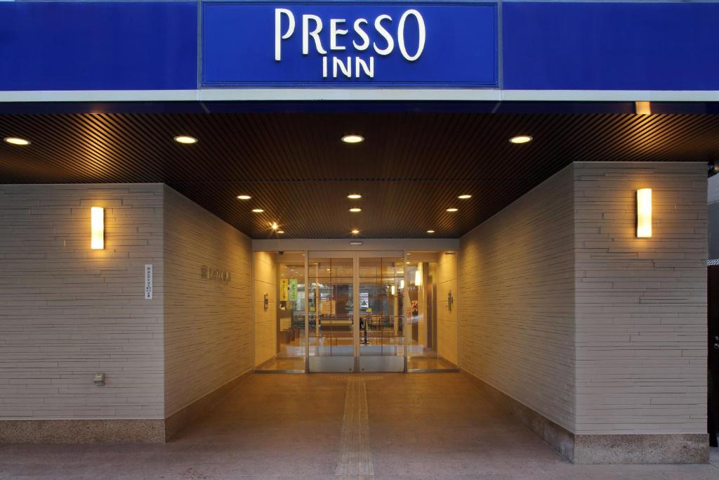 un bâtiment avec un panneau indiquant Presso inn dans l'établissement Keio Presso Inn Kanda, à Tokyo