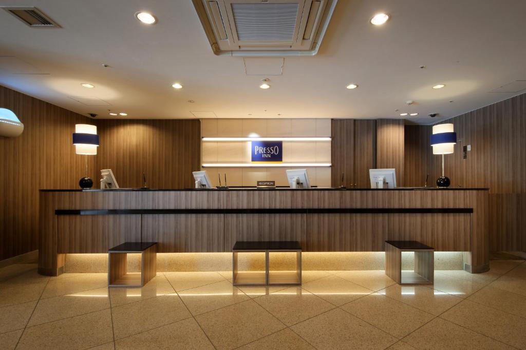 a lobby with a reception desk and a waiting room at Keio Presso Inn Otemachi in Tokyo