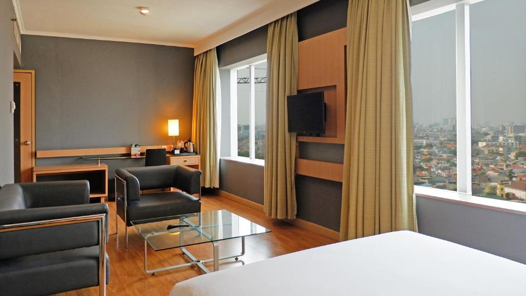 Sjónvarps- og/eða afþreyingartæki á Hotel KIMAYA Slipi Jakarta By HARRIS