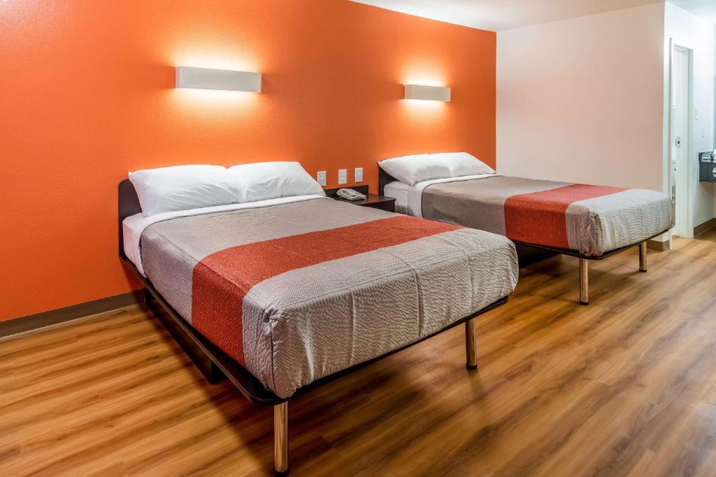 Motel 6-Arlington, TX - UTA - Quadruple Room - Non-Smoking