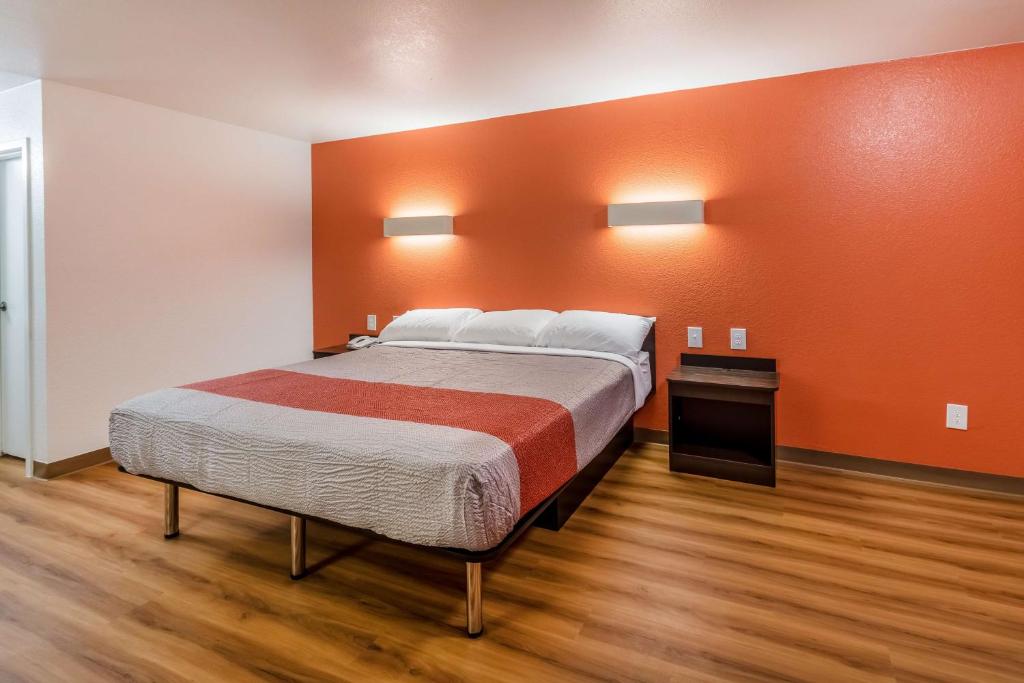 Motel 6-Arlington, TX - UTA - King Room - Non-Smoking