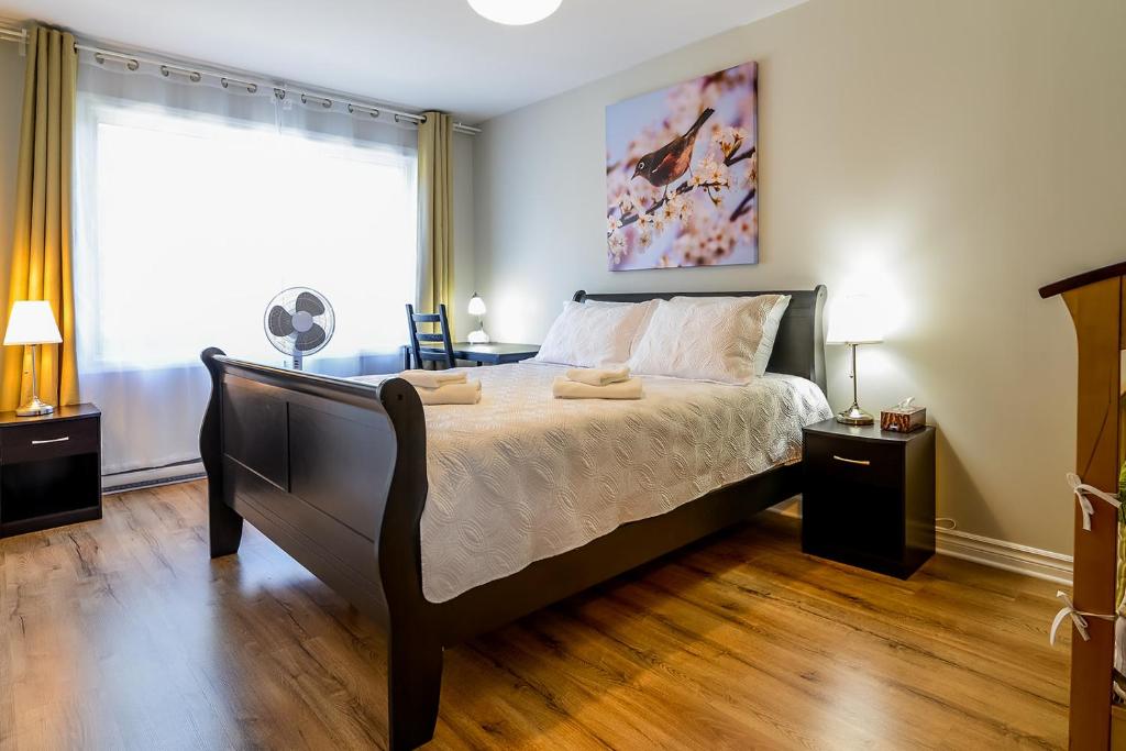 1 dormitorio con cama y ventana grande en 2314 Rue Duff Court en Montreal
