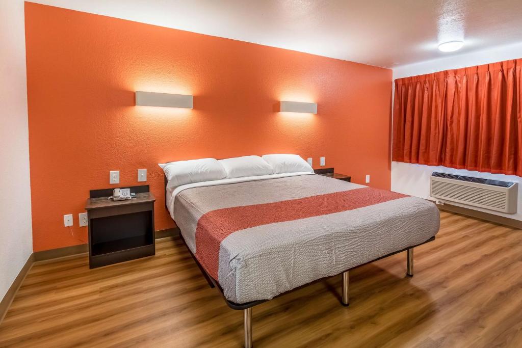 Motel 6-Arlington, TX - UTA - King Room - Disability Access - Smoking