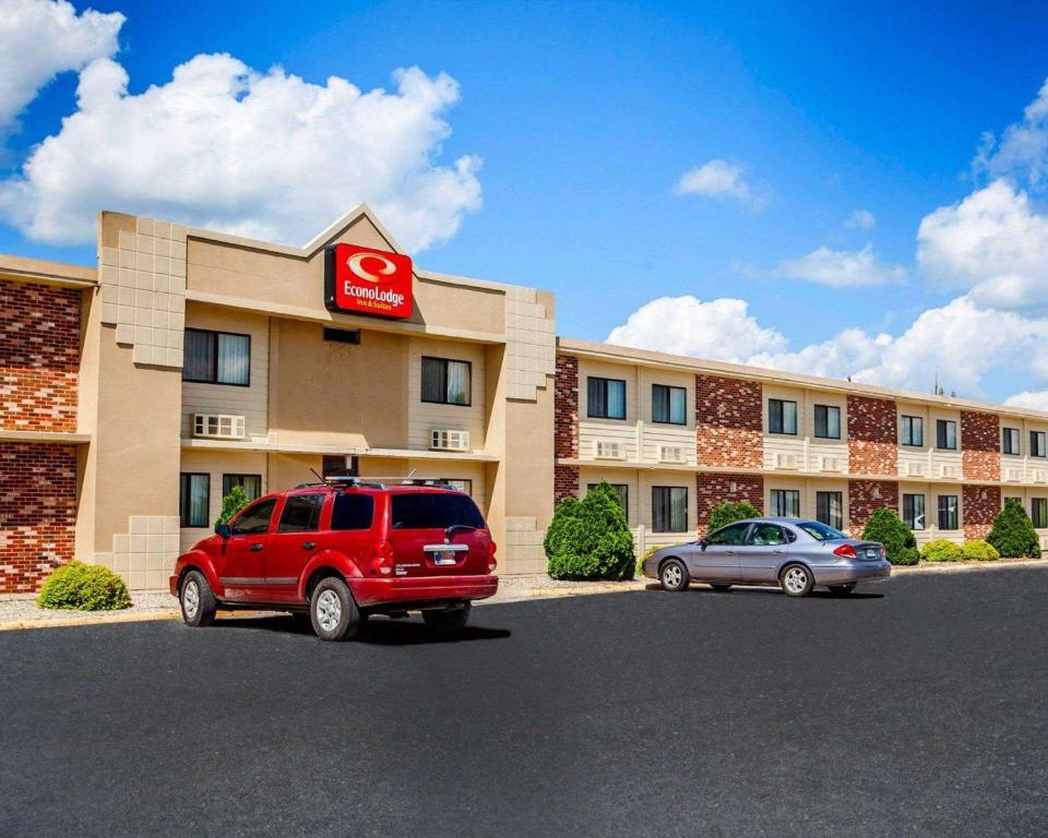 een rode auto geparkeerd voor een hotel bij Econo Lodge Inn & Suites in Newton