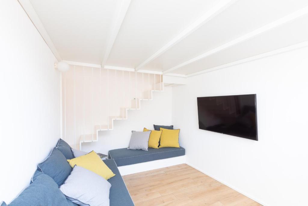 Telewizja i/lub zestaw kina domowego w obiekcie Mini appartamento Colosseo