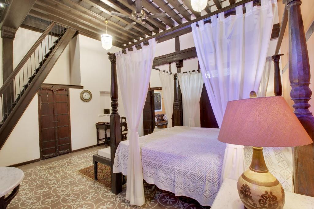 Postel nebo postele na pokoji v ubytování Deewanji Ni Haveli