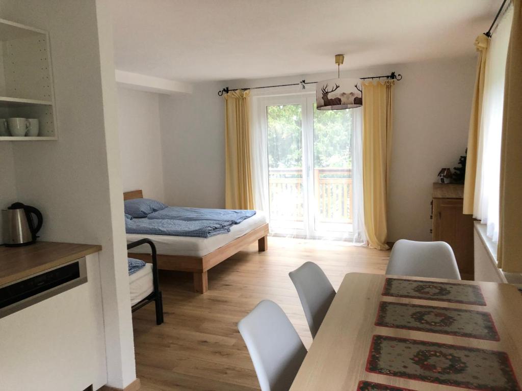 Postel nebo postele na pokoji v ubytování Karwendel-Lodge