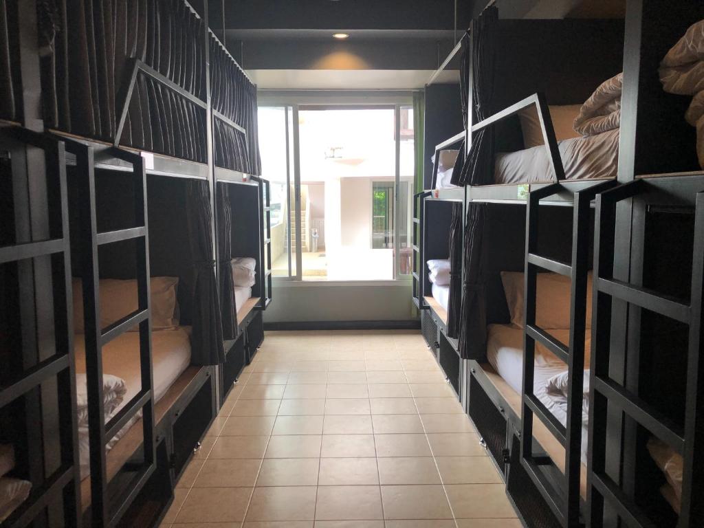 Postel nebo postele na pokoji v ubytování Aonang Sunset Hotel - SHA Extra Plus