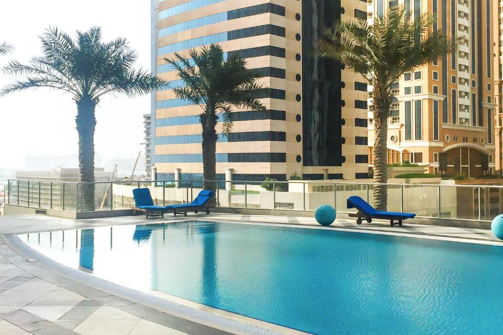 Bazén v ubytování 2BR High Floor Torch Tower Dubai Marina nebo v jeho okolí