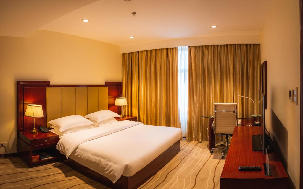 เตียงในห้องที่ Swiss-Belhotel Blulane