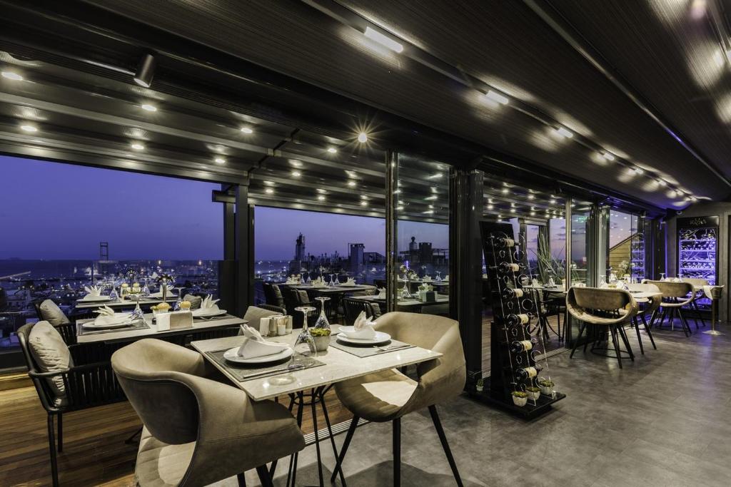 un restaurant avec des tables et des chaises et une vue sur la ville dans l'établissement Hotel Venera Istanbul Old City, à Istanbul