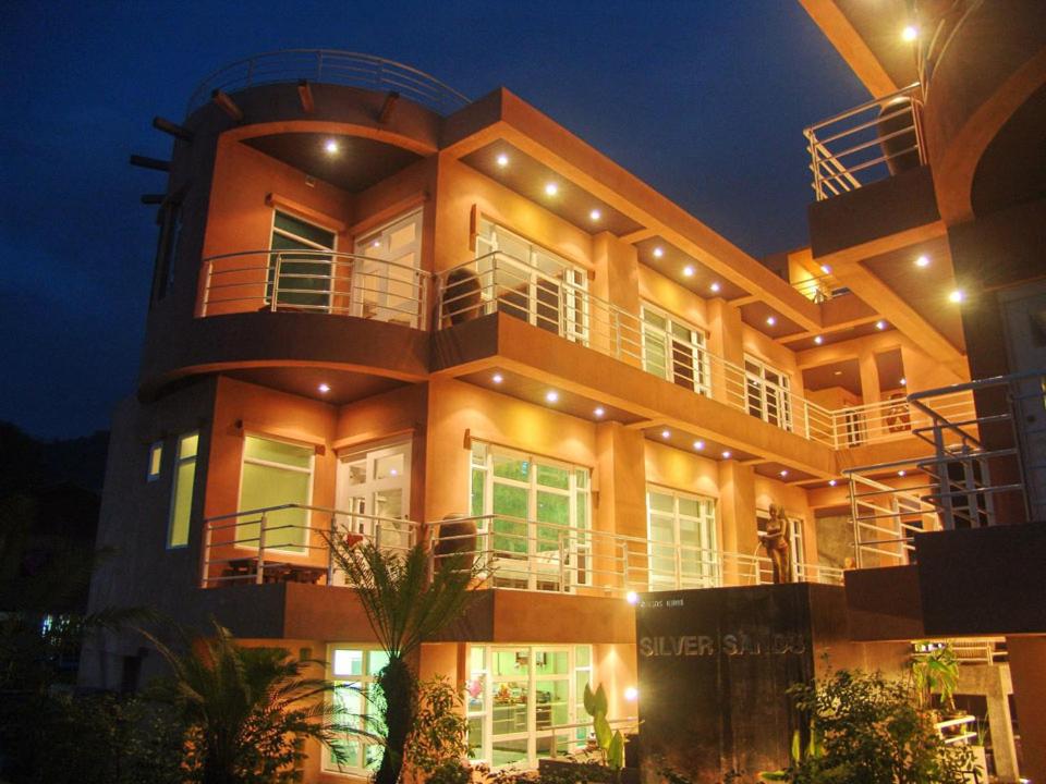 un grande condominio di notte con luci di Silver Sands Resort - Koh Tao a Ko Tao