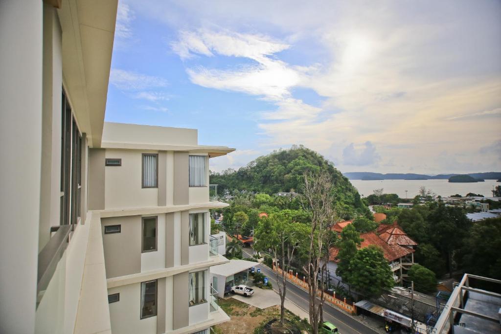 een uitzicht vanaf het balkon van een gebouw bij Rocco Aonang Krabi in Ao Nang Beach