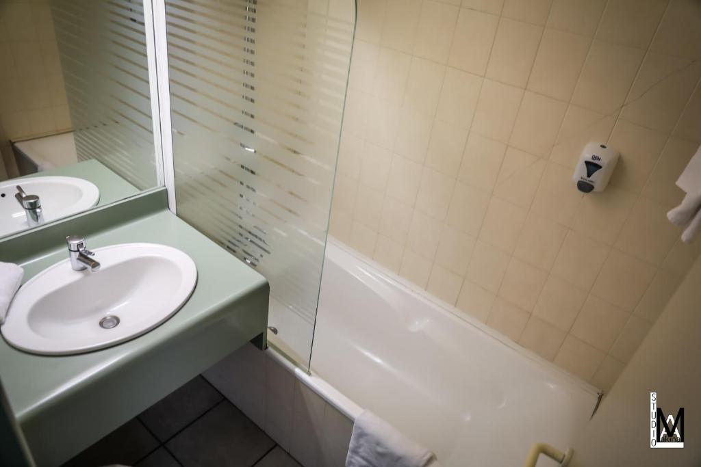 Koupelna v ubytování N'Atura Hôtel