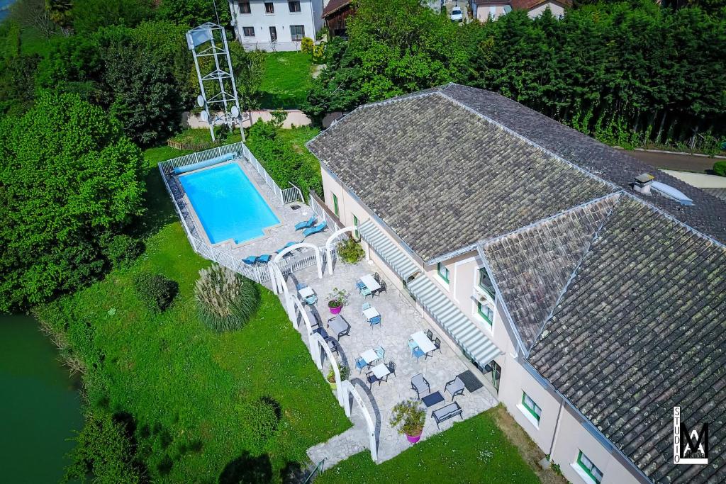 Bazén v ubytování N'Atura Hôtel nebo v jeho okolí
