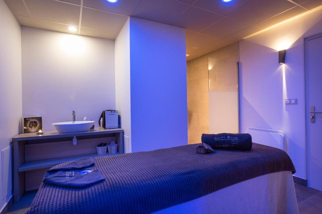 a room with a bed with a sink and a sink at Hôtel Club mmv Les Bergers **** in L'Alpe-d'Huez
