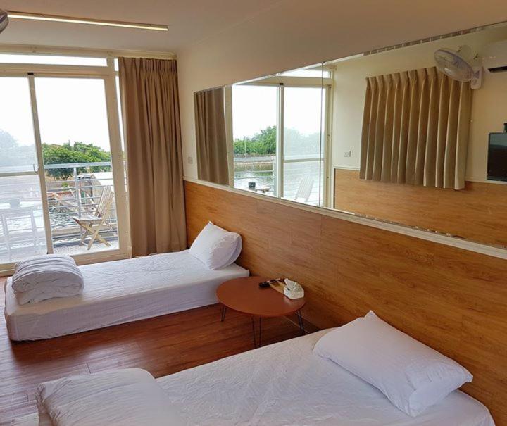 枋山鄉的住宿－東隆堂旅店，酒店客房,设有两张床和镜子