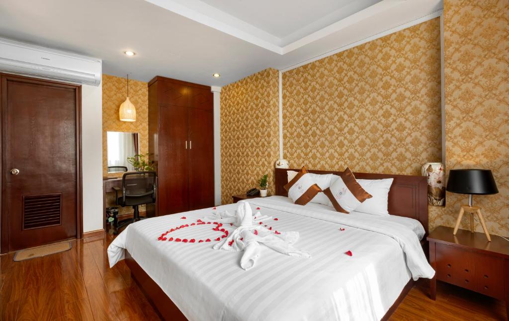 Postel nebo postele na pokoji v ubytování First Eden Hotel - Hang Bun
