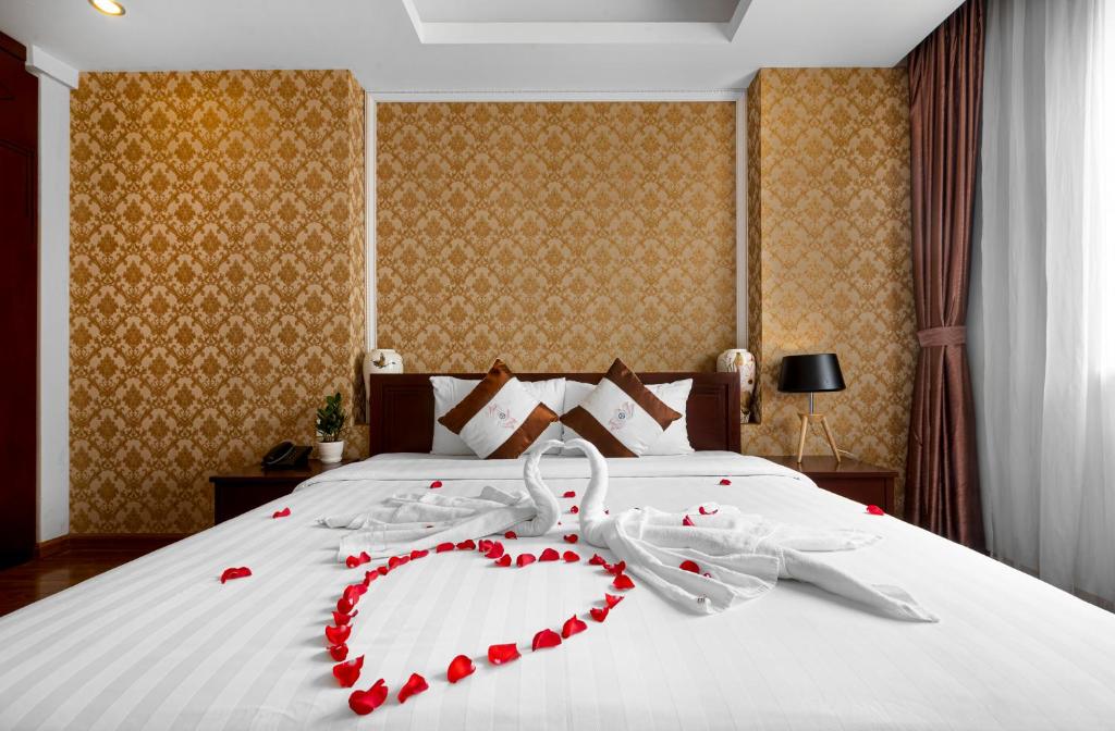 Postel nebo postele na pokoji v ubytování First Eden Hotel - Hang Bun