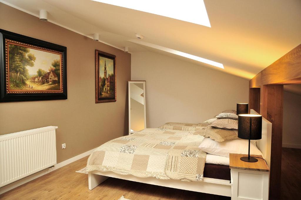Posteľ alebo postele v izbe v ubytovaní Apartamenty Kopernika 14