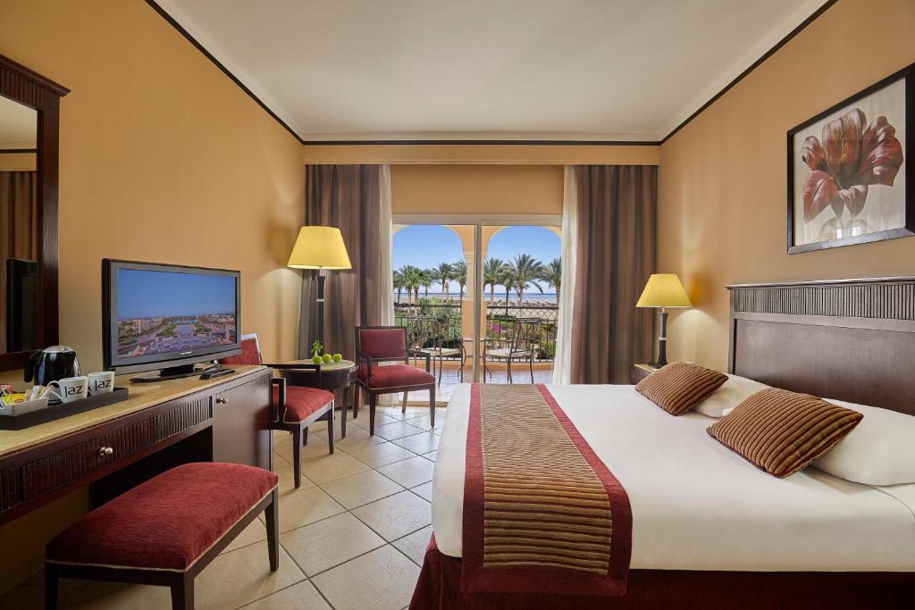 TV a/nebo společenská místnost v ubytování JAZ Mirabel Resort