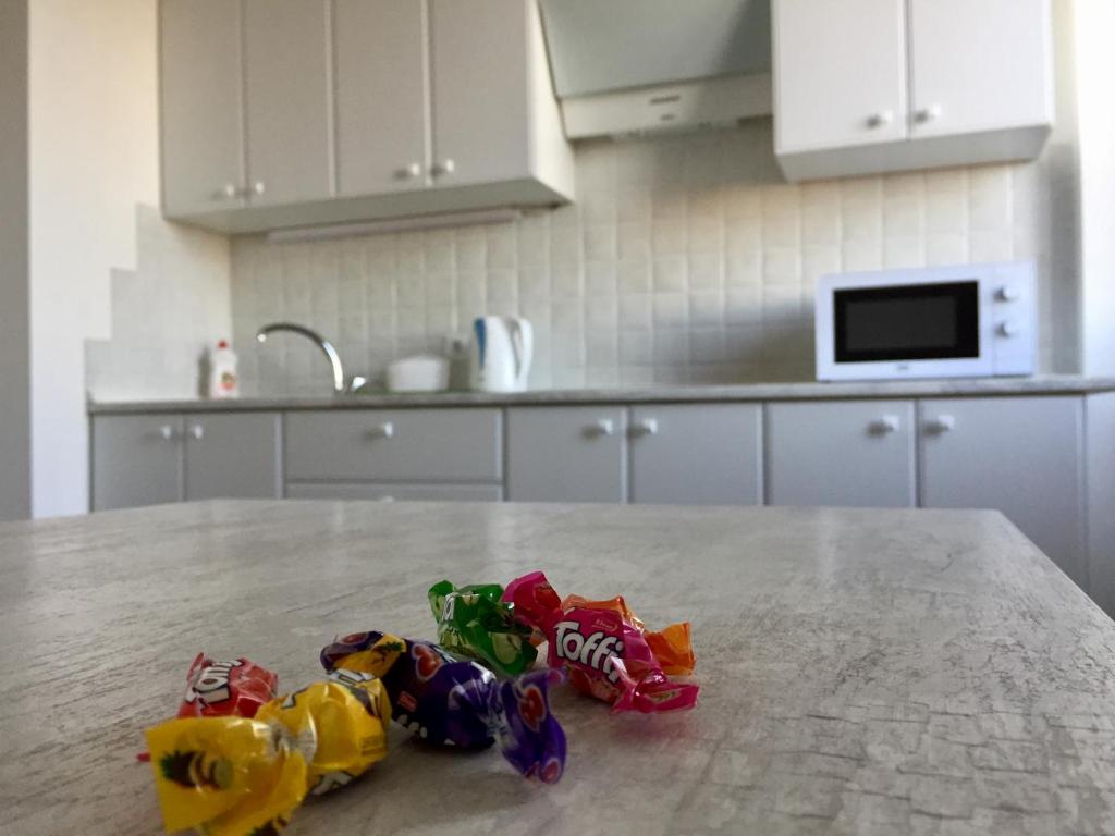 eine Gruppe Süßigkeiten auf einem Tisch in einer Küche in der Unterkunft Для двоих in Odessa