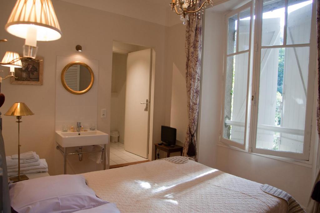 Una cama o camas en una habitación de Chambres d'hôtes Les Pratges