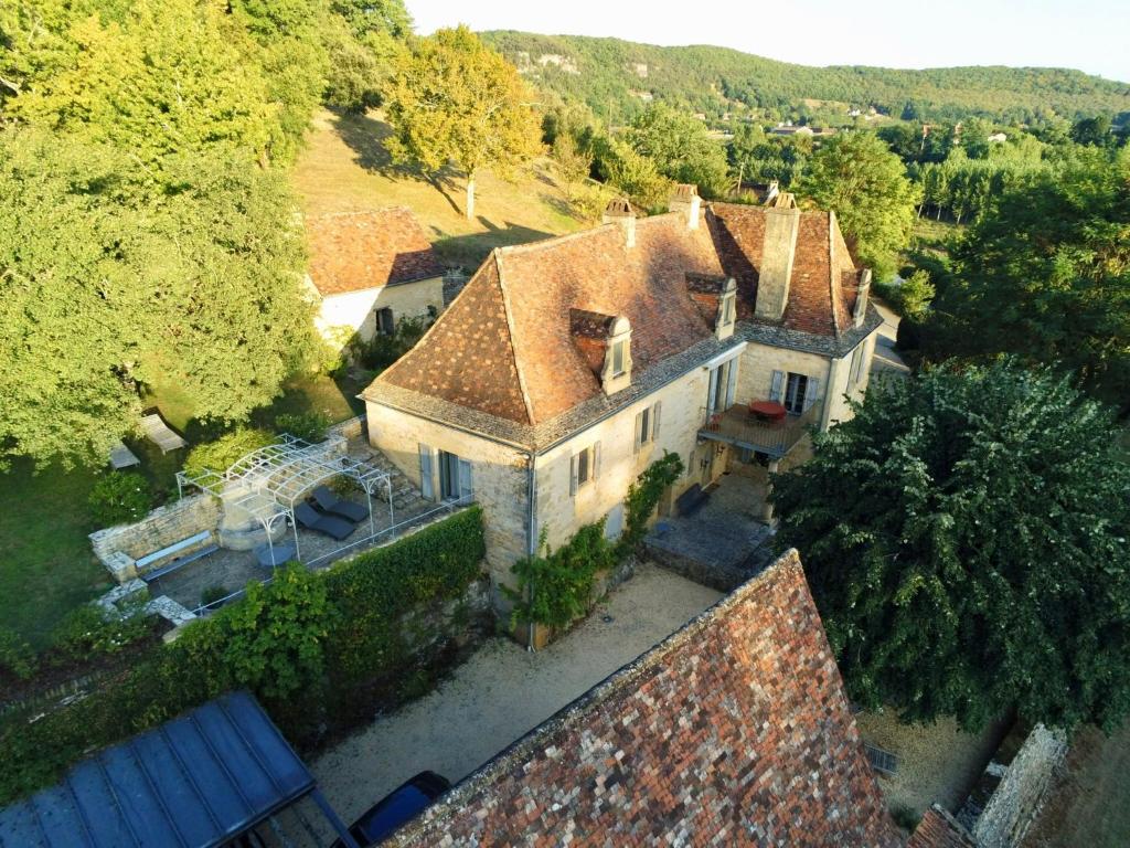 an aerial view of a house with a roof at La Maison d&#39;Alice in Vézac