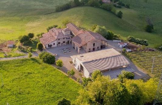 an aerial view of a large house in a field at tenuta i musi lunghi in Lesignano deʼ Bagni