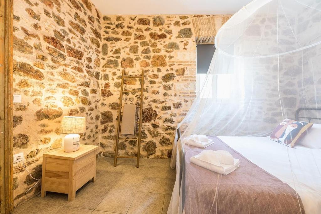 Postel nebo postele na pokoji v ubytování Stone House Under Acropolis